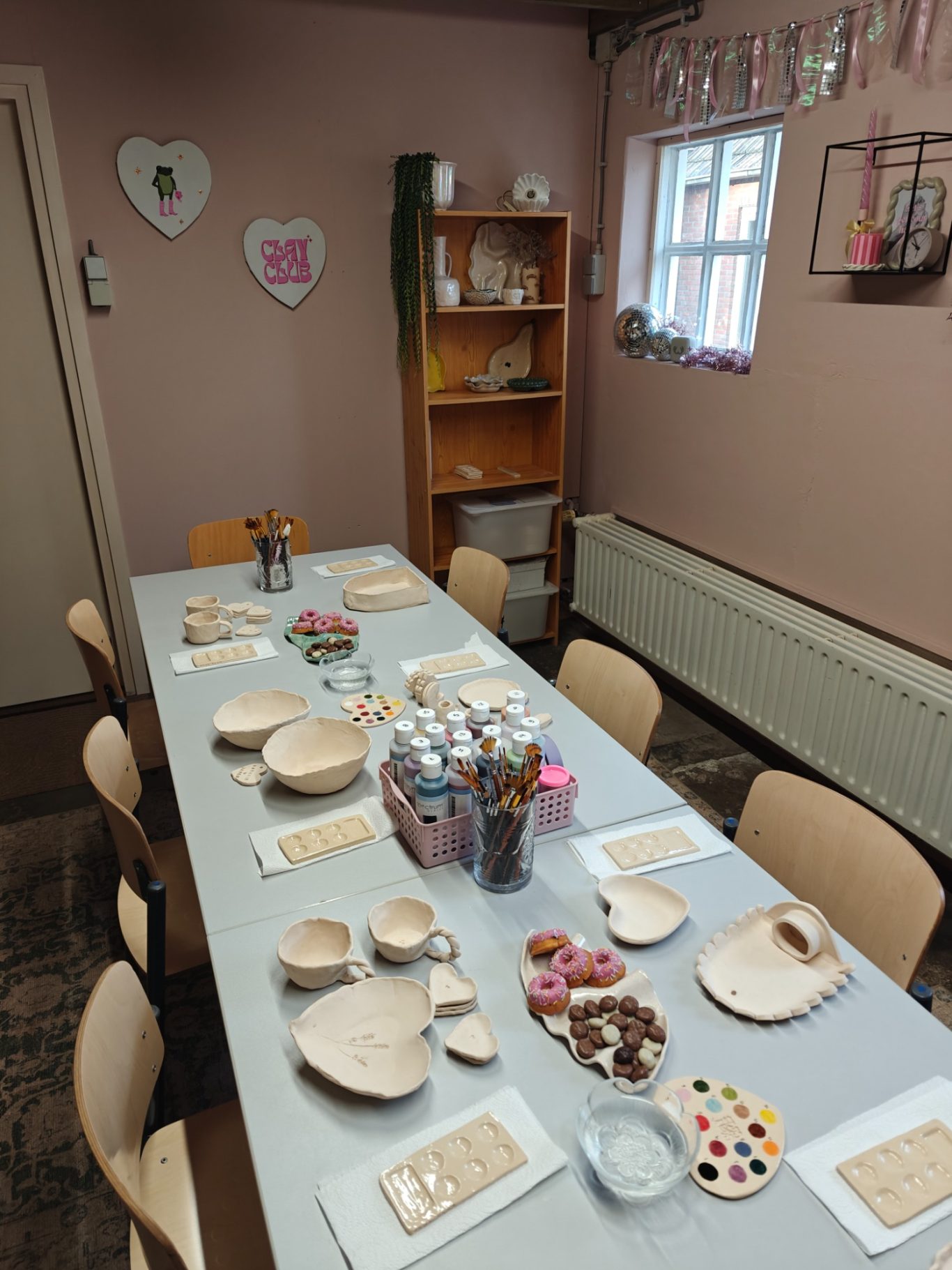 workshop ruimte met spullen van keramiek