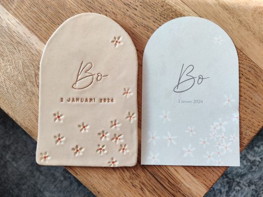 Geboortekaartje nagemaakt van keramiek