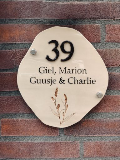 Handgemaakt huisnummer 39 van klei met de namen Giel, Marion, Guusje en Charlie.