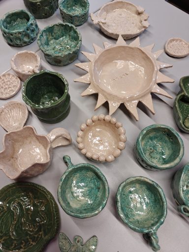 Verschillende keramische schalen en kommen in groene en witte tinten.