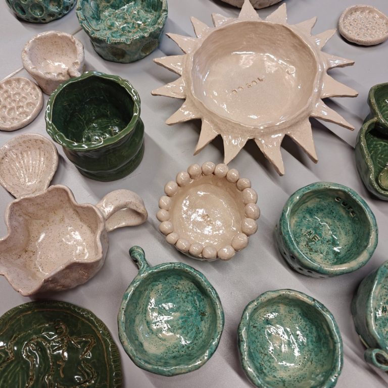 Vaas met twee roze slangenhandvatten en beschilderd.