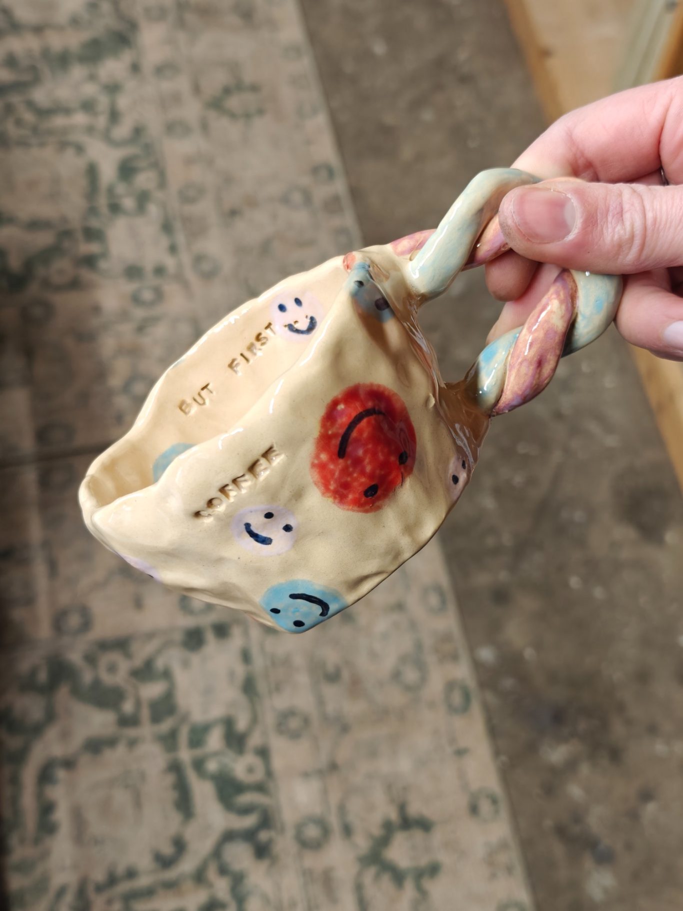 Fantasierijke handgemaakte beker met kleurrijke versieringen en een unieke handgreep.