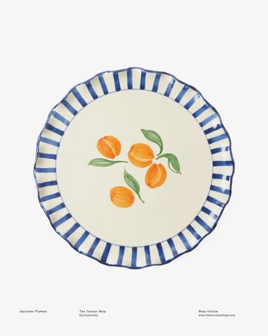 Witte schotel met oranje perziken