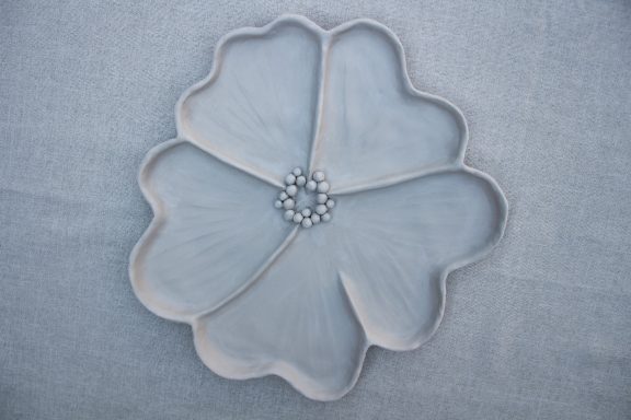 Decoratieve keramieken bord in de vorm van een bloem