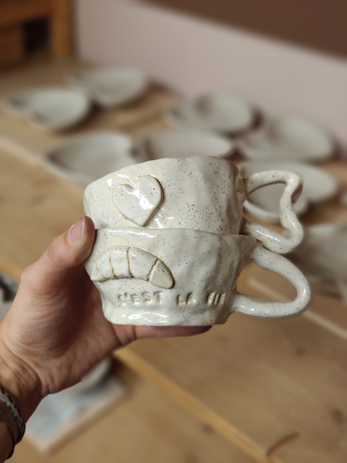 Handgemaakte keramieken mok met een croissant en een hart met oor